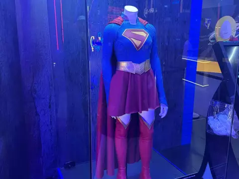 Supergirl | Artista brasileira foi única autorizada a tocar no traje no set