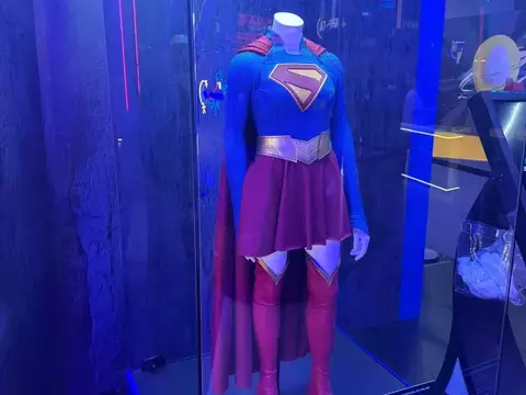 Supergirl | Artista brasileira foi única autorizada a tocar no traje no set