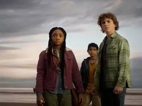 Walker Scobbell, Leah Jeffries e Aryan Simhadri em Percy Jackson e os Olimpianos (Disney+/Reprodução)