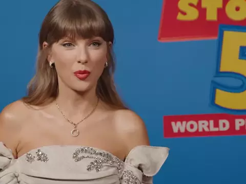 Taylor Swift en el estreno de Toy Story 5 (Reproducción)
