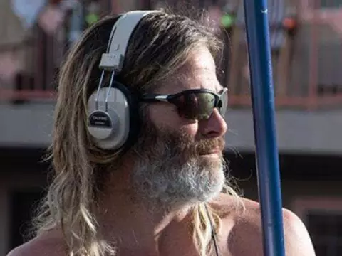 Chris Pine luta contra conspiração no trailer de O Cara da Piscina; assista