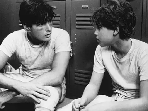 Charlie Sheen é acusado de abusar de Corey Haim quando ator tinha 13 anos