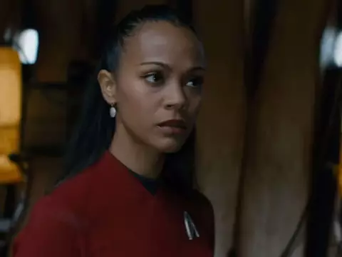  Zoe Saldaña como Uhura, em Star Trek