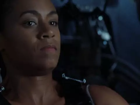 Jada Pinkett Smith como Niobe em cena de Matrix Revolutions (Reprodução)
