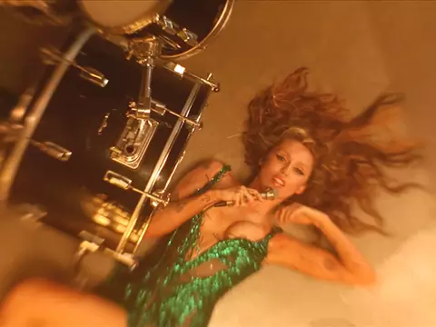 Miley Cyrus estreia videoclipe de 'End of the World' do esperado álbum 'Something Beautiful'