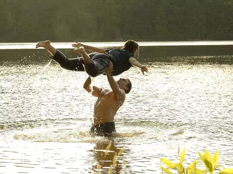 Dirty Dancing | Abigail Breslin revive cena clássica em novas imagens do remake para a TV