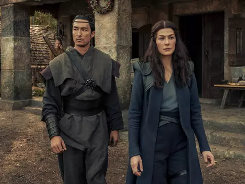 Daniel Henney e Rosamund Pike em A Roda do Tempo (Amazon Prime Video/Divulgação)