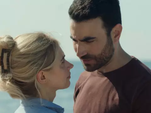 Brett Goldstein e Imogen Poots em Por Inteiro (Divulgação/Apple TV+)