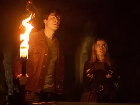 Drake Rodger e Meg Donnelly em The Winchesters (CW/Divulgação)