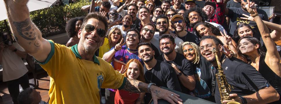 Zack Snyder faz churrasco no Brasil com elenco de Rebel Moon na CCXP