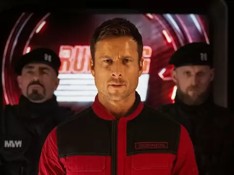 O Sobrevivente | Onde assistir ao filme com Glen Powell