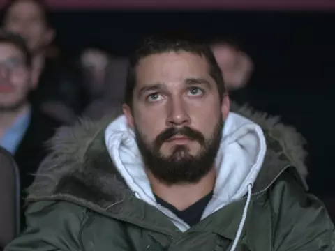 Shia LaBeouf inicia protesto de quatro anos contra Donald Trump; assista