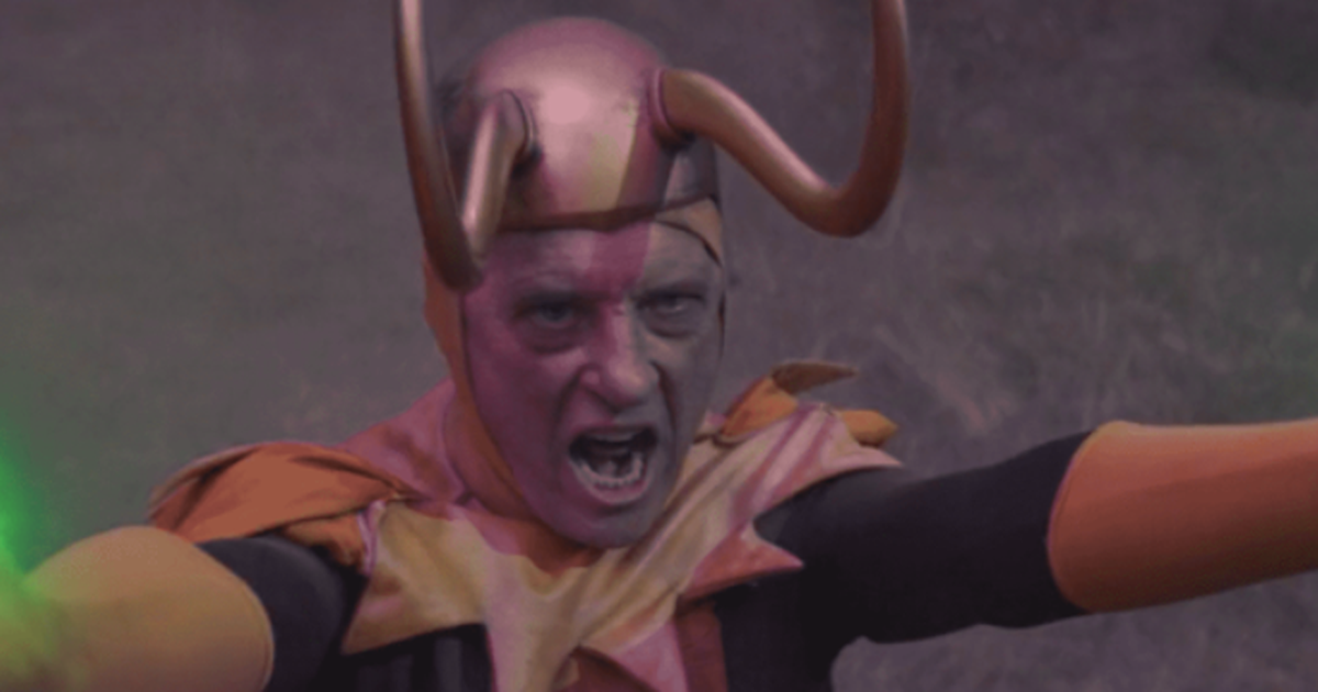 Richard E. Grant, o Loki Clássico, celebra sucesso em série do Disney+ - Vimarsana News