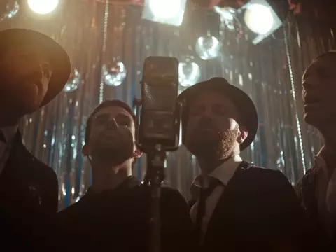 Coldplay lança clipe de “Cry, Cry, Cry”, dirigido por Dakota Johnson