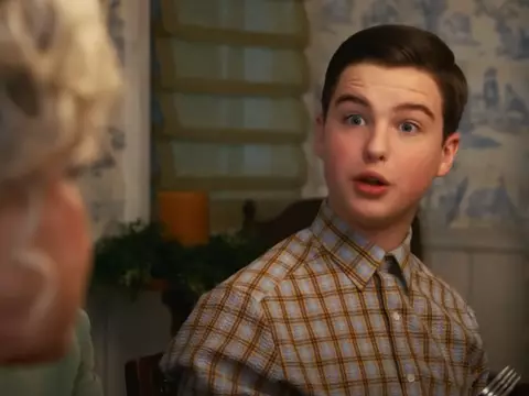 Iain Armitage em Young Sheldon (CBS/Reprodução)