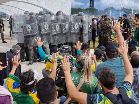 Como todo bom documentário, No Céu da Pátria se descobre no meio do caminho