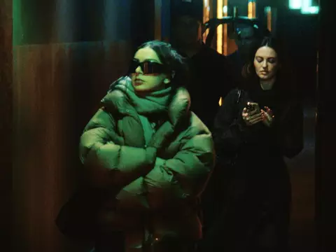 Charli XCX coloca fogo no “brat summer” com o audacioso The Moment