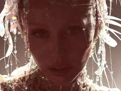 Miley Cyrus na capa do Something Beautiful (Reprodução)