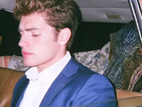 Fugitivos | Gregg Sulkin publica foto com dinossauro Alfazema nos bastidores