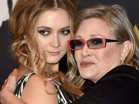 Billie Lourd, filha de Carrie Fisher, divulga foto com a mãe e fala sobre o luto
