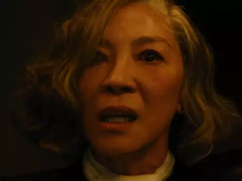 Michelle Yeoh em A Haunting in Venice (Reprodução/YouTube)