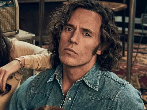 Sam Claflin protagonizará filme de guerra com produtores de John Wick