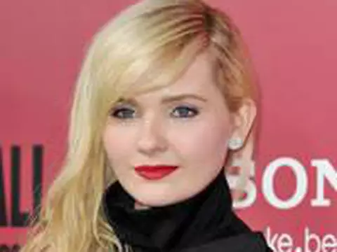 Maggie | Abigail Breslin será a filha zumbi de Arnold Schwarzenegger no filme