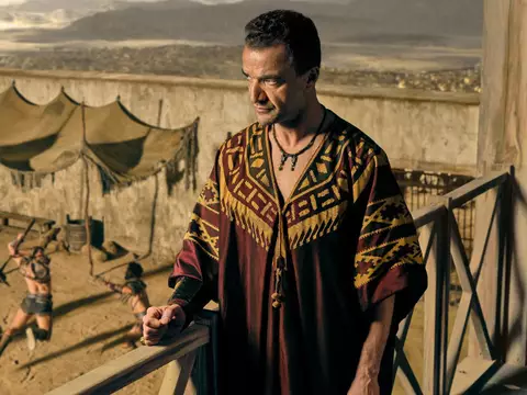 Nick E. Tarabay em cena de Spartacus: House of Ashur (Reprodução)