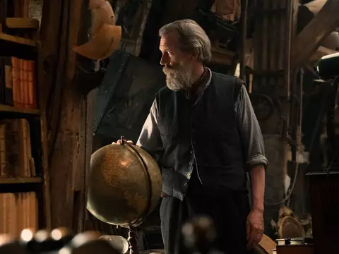 Hugh Laurie em Toda Luz Que Não Podemos Ver (Netflix/Reprodução)