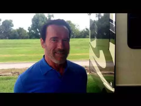 Arnold Schwarzenegger reinterpreta falas célebres de seus filmes