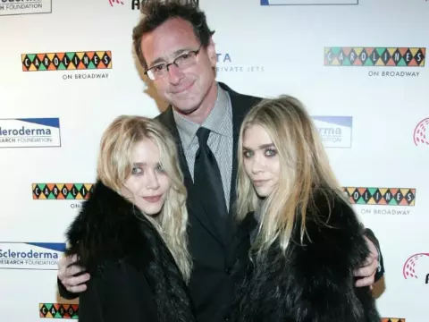 Mary-Kate e Ashley Olsen e Bob Saget (John W. Ferguson/GETTY IMAGES NORTH AMERICA /Getty Images via AFP)