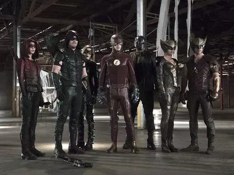 Crossover de Arrow e The Flash ganha imagem com Mulher-Gavião e Gavião Negro