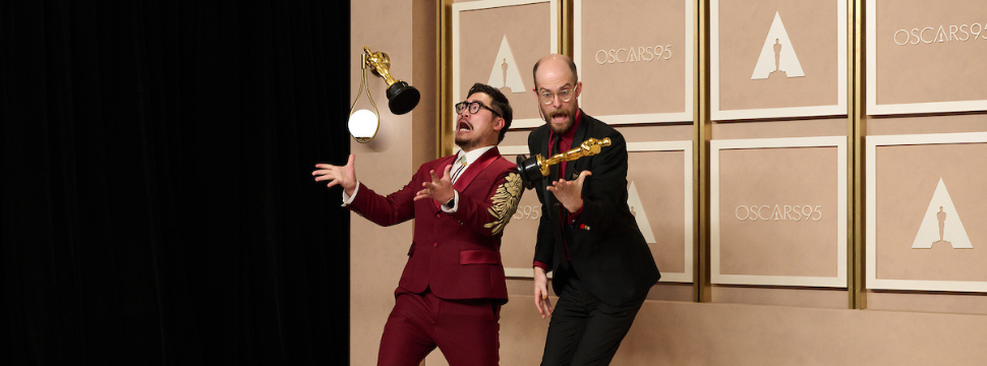 Daniel Kwan e Daniel Scheinert no press room do Oscar 2023