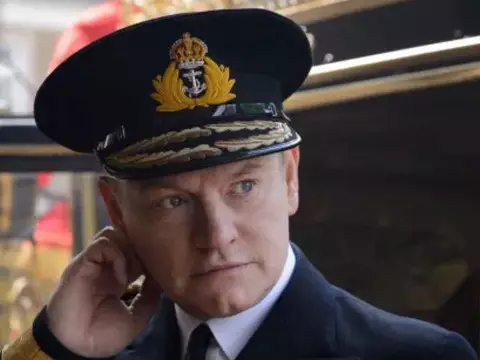 Para ator de The Crown, família real britânica iria gostar da série: "Humaniza"