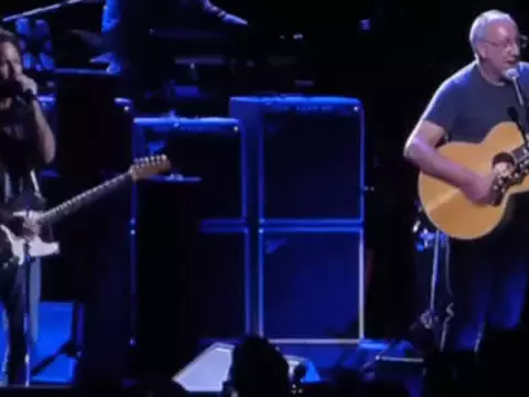 Eddie Vedder, do Pearl Jam, canta "I Believe in Miracles", dos Ramones - assista