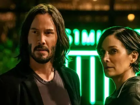 Keanu Reeves e Carrie-Anne Moss em Matrix Resurrections (Warner Bros./Divulgação)