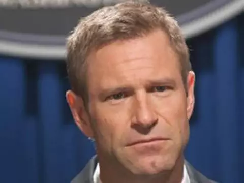 Sully | Aaron Eckhart entra para o elenco do novo filme de Clint Eastwood