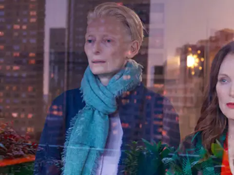 Julianne Moore e Tilda Swinton em cena de The Room Next Door
