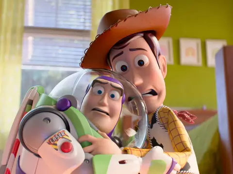 Toy Story 5 une brinquedos e tecnologia em novo pôster