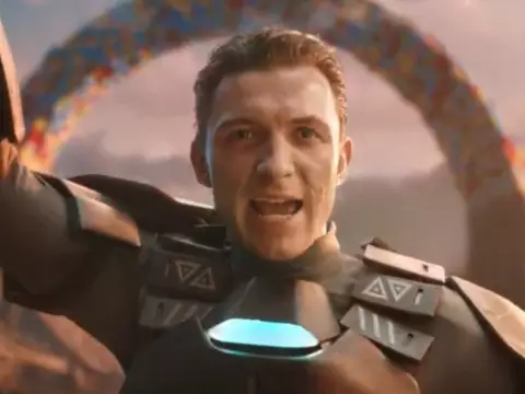 Tom Holland estrela propaganda de LEGO; confira