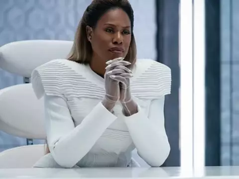 Laverne Cox em cena de Feios (Reprodução)