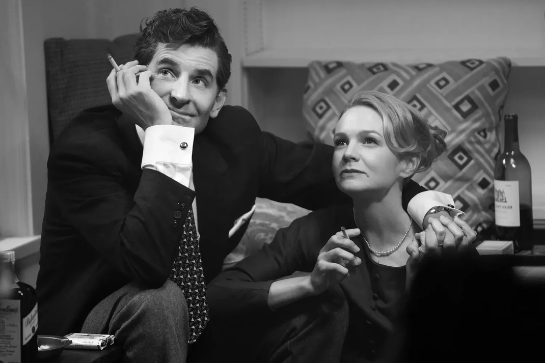 Bradley Cooper e Carey Mulligan em Maestro