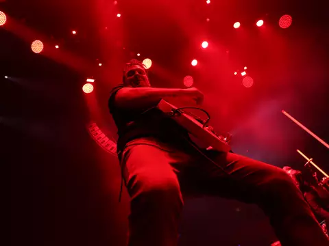 Queens Of The Stone Age | Josh Homme pede desculpas por ter chutado rosto de fotógrafa em show