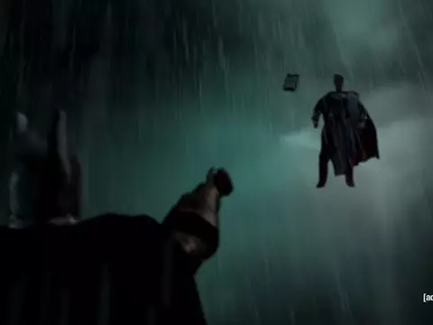 Frango Robô brinca com Batman Vs Superman em esquete com muitos palavrões