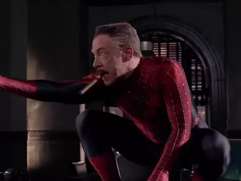 5 vezes que outros personagens vestiram o uniforme dos heróis no cinema e na TV