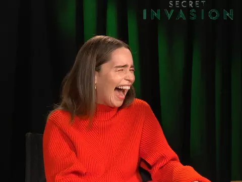 Emilia Clarke em entrevista ao Omelete (Reprodução)