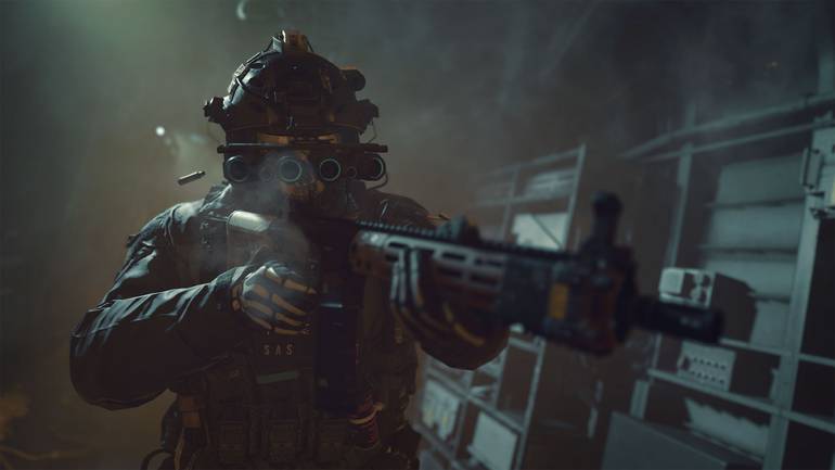 Imagem de gameplay de Call of Duty Modern Warfare 2, com um soldado equipado com arma durante a noite.
