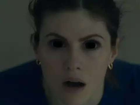 Alexandra Daddario em As Bruxas Mayfair (Reprodução)