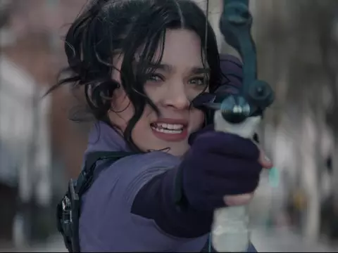 Hailee Stenfield em Gavião Arqueiro