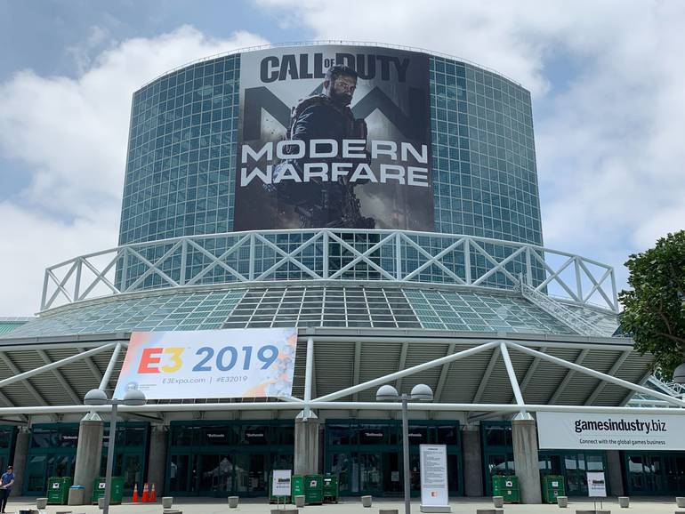 Fotografia da fachada do Los Angeles Convention Center, onde acontece a E3 todos os anos. Na fotografia, o centro de convenções tem cartazes pendurados da E3 2019 e de jogos com Call of Duty. 